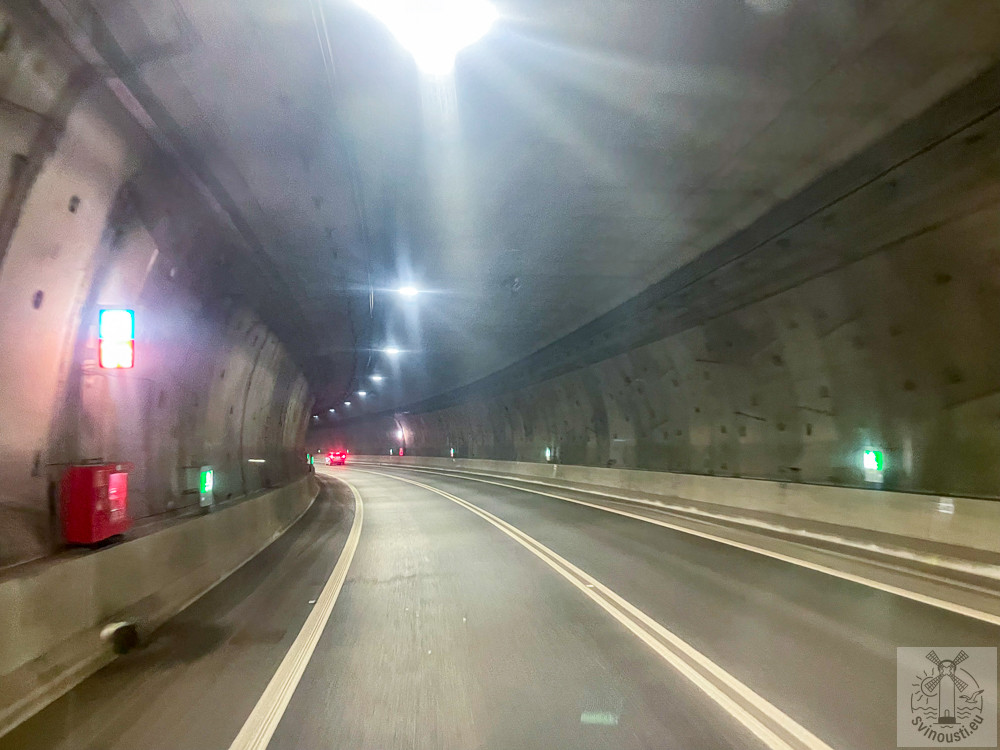 Tunel pod Świną – tunel pro řekou Svina ve Svinoústí je 38 metrů pod hladinou vody, v nejhlubším místě asi 11 metrů pod dnem řeky