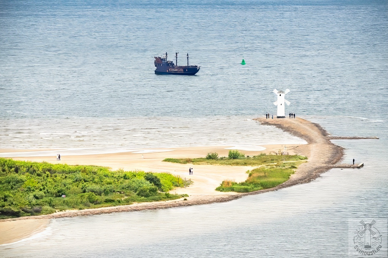 Svinoústí, Swinoujscie, lázeňské město u Baltu, pohled na pláž a maják Stawa Mlyny